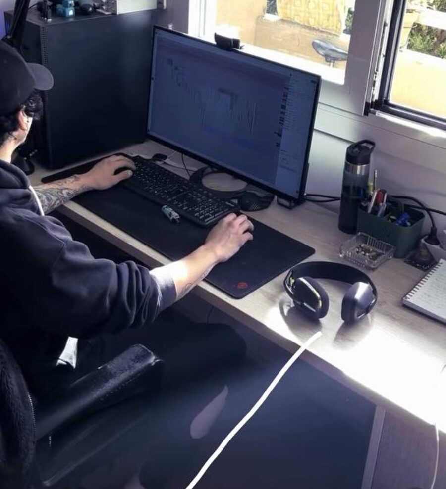 Cristian operando en su escritorio, con un gráfico de precio en pantalla